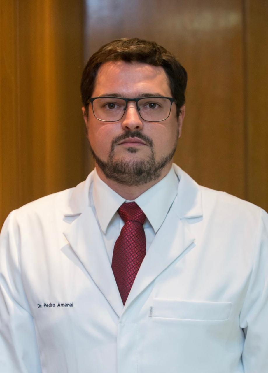 Dr. Pedro Amaral de jaleco